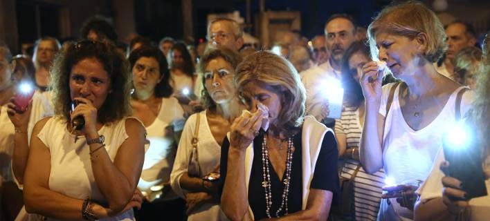 Ράγισαν καρδιές στο Μάτι στην εκδήλωση μνήμης για τα 96 θύματα (εικόνες, βίντεο)